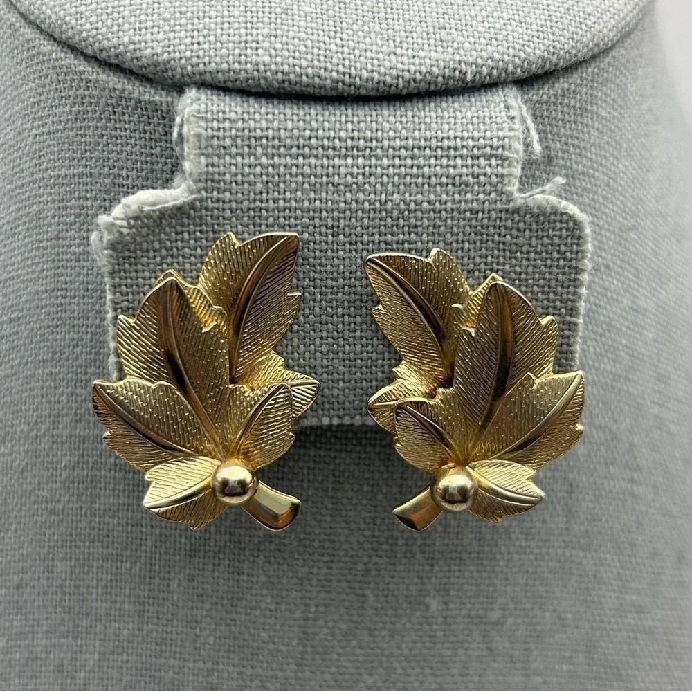 Vintage Textured Gold Tone Grape Leaves Clip On Earrings Nature Trees